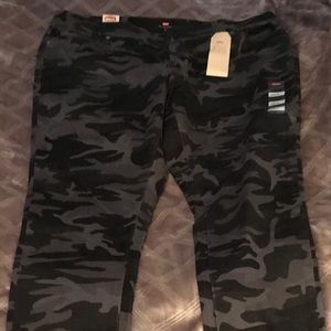 NWT Levi’s camouflage leggings size 22